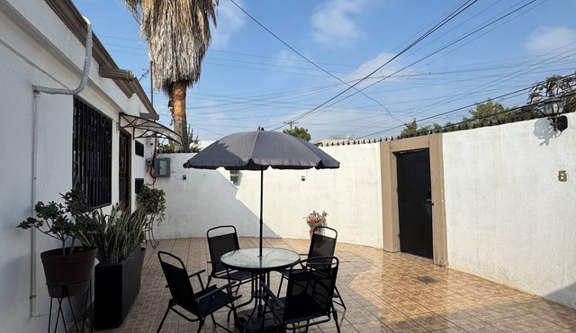 Cozy and quiet house, close to BBVA stadium for 3 to 7 people.