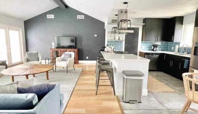 Cozy ATX Treasure. Private Yard + Patio