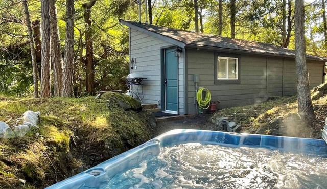 Cozy Cabana with Large Outdoor Hot Tub