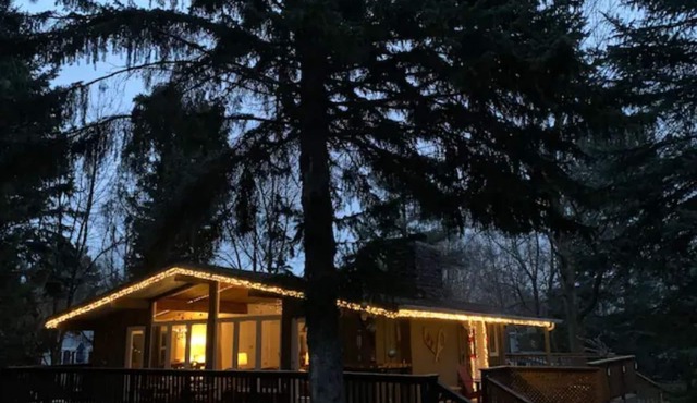 Cozy chalet w/heated pool, hot tub, sauna 3 min dr. to the Blue Mountain village