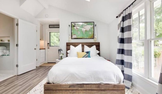 Cozy & Chic Haven w/spacious deck and gym access. Walk to East Atlanta Village!
