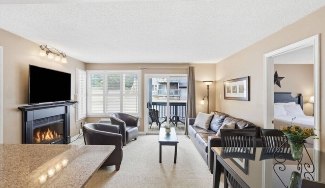 Cozy Creek Retreat: Pool, Hot Tub, Tennis!