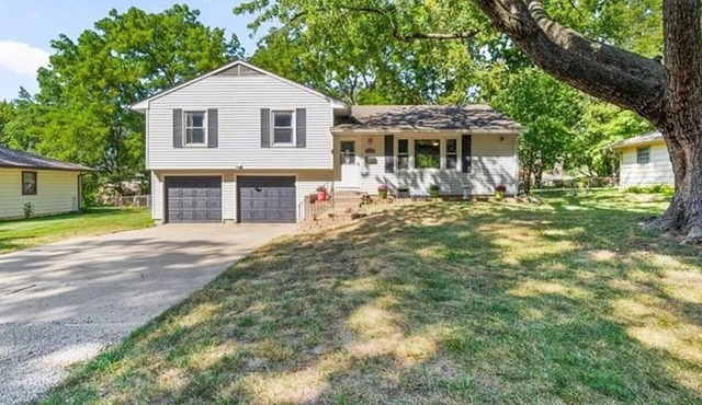 Cozy KC Home w/Fire Pit! 20 min to Stadium