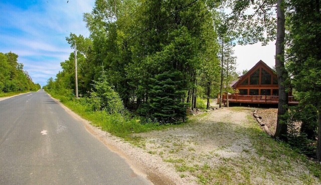 Cozy Log Cabin Retreat in the Heart of Tobermory