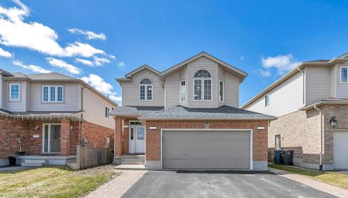 Cozy Luxurious Detached 4 Bedroom House in Guelph