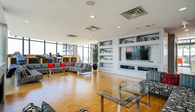 Cozy Master Suite Room in Gastown Vancouver