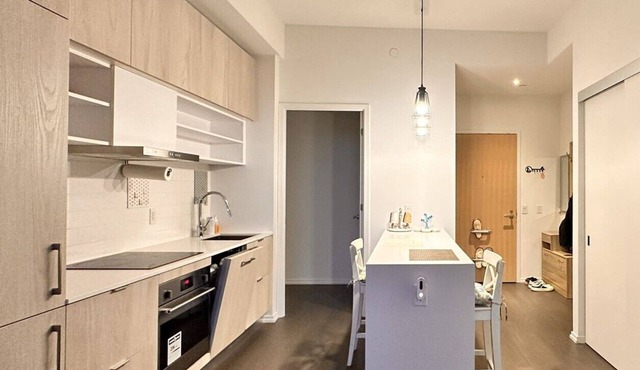Cozy Midtown Condo Steps to Subway & Amenities