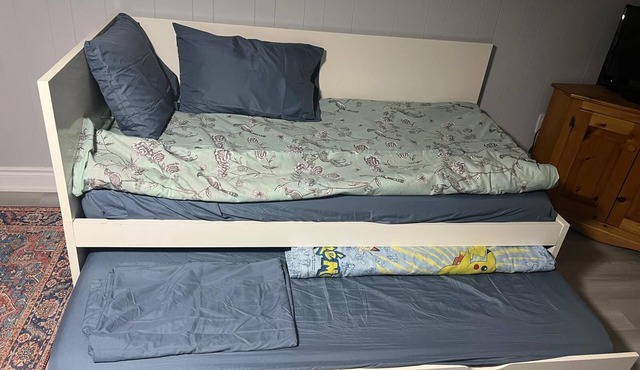 Cozy Modern Basement Suite | Quiet & Comfortable Stay