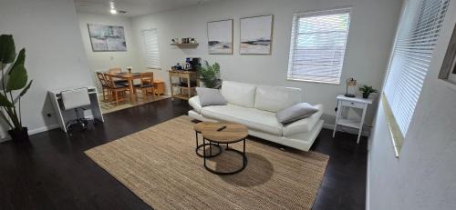 Cozy private 2BR Home with Outdoor space and BBQ grill