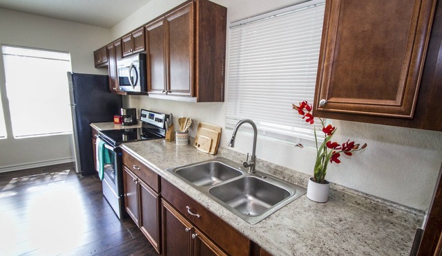 Cozy Remodeled 2br/2ba Near Downtown Sleeps 8