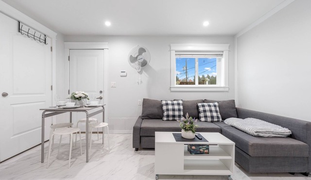 Cozy renovated 2br laneway home