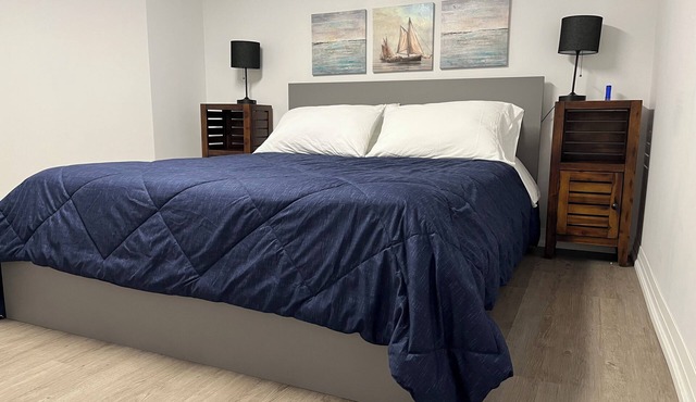 Cozy Retro style1 Bedroom Apartment - FREE Parking, WiFi, In-suite Laundry.