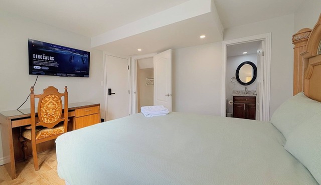Cozy Rooms in Bright Walkout Suite - Newly Renovated 2026