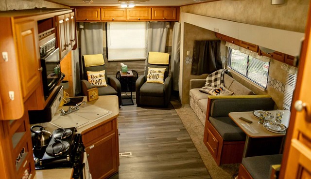 Cozy RV with fire pit on 7 acres in Winder ONLY 20 minutes from the UGA stadium