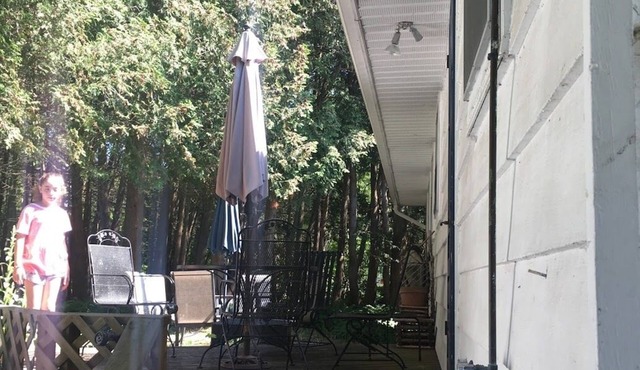 Cozy Southampton Cottage Walk to Beach 3BR Firepit & Deck
