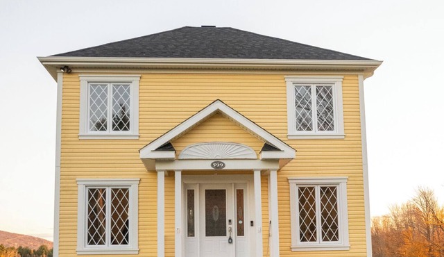 Cozy, spacious farmhouse with a stunning view, 15 mins away from Mont Bromont