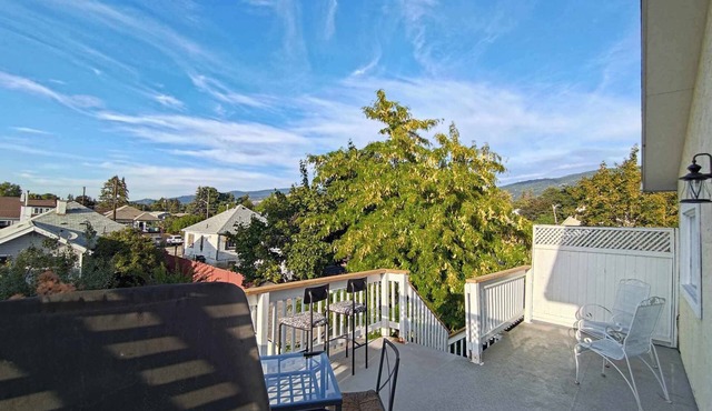 Cozy suite with private entrance, 5 minutes from downtown.