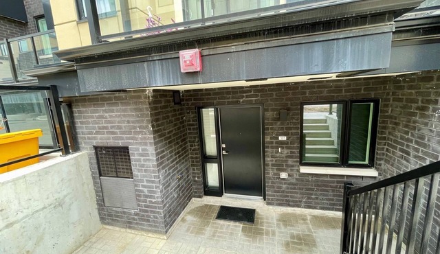 Cozy Toronto Townhouse, Walking Distance To Shops and TTC Friendly!