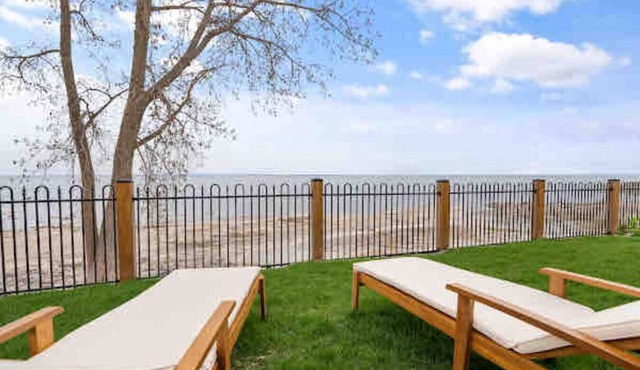 Crystal Beach Executive Waterfront Lakehouse