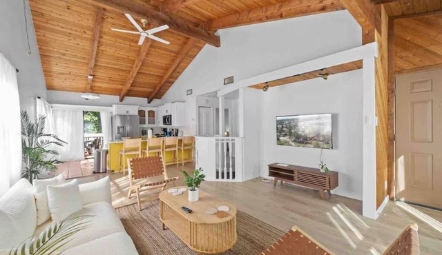 Crystal Beach Hideaway - Private Yard - Close to Beaches & Parks