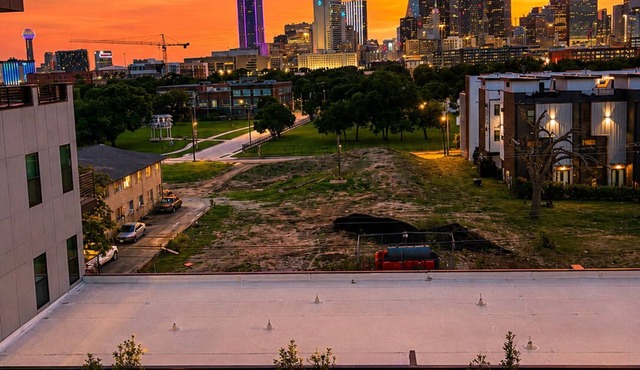 Dallas Skyline Views - Modern Luxury Stay - Free Parking