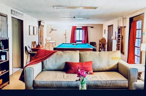 Delightful Patio Retreat with Pool Table in South KC