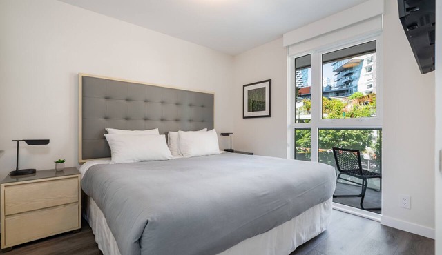 Deluxe One Bedroom Apartment in Trendy Yaletown