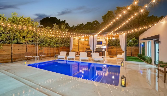 Design District Villa With POOL 10 Min from SB