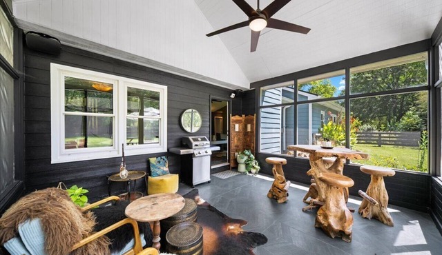 Designer Retreat Mins to Avalon & Downtown Alpharetta Fire Pit Fenced Yard
