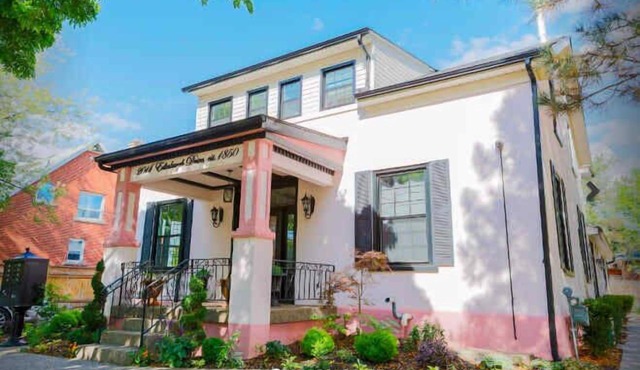 Detached Victorian Style Tiny Home - long stays U7