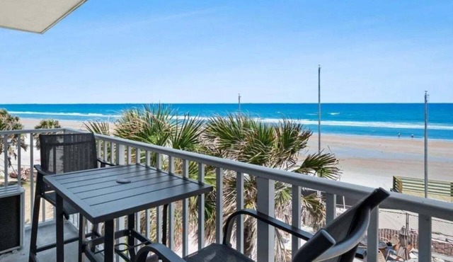 Direct Ocean Views, Clean & Cozy Studio – Walk to Dining & Beach Fun