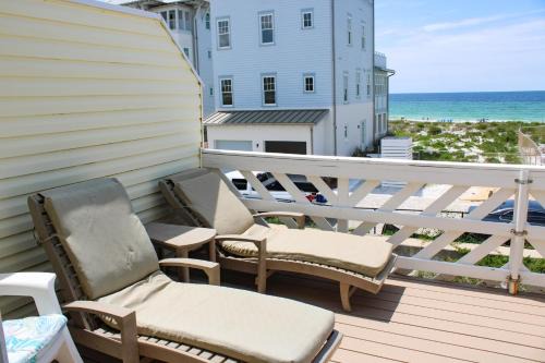 Dog-friendly beachfront townhouse with balcony 2 bikes W&D