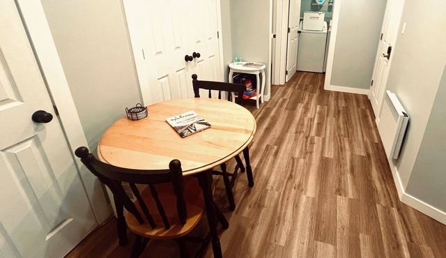 Downtown-2BR APT-King-Parking-WiFi7