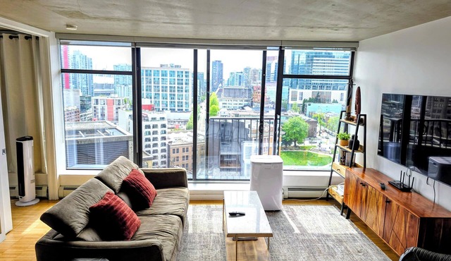 Downtown Escape – Walk to Cruise Ships & BC Place | 3 Comfy Beds