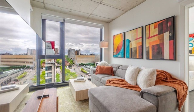 Downtown Poolside Haven | Free Parking & Pool in Montreal