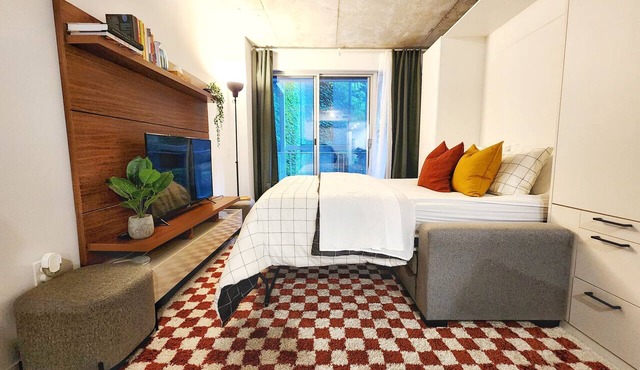 Downtown Studio Private Balcony Very Central with Fully Stocked Kitchen and AC