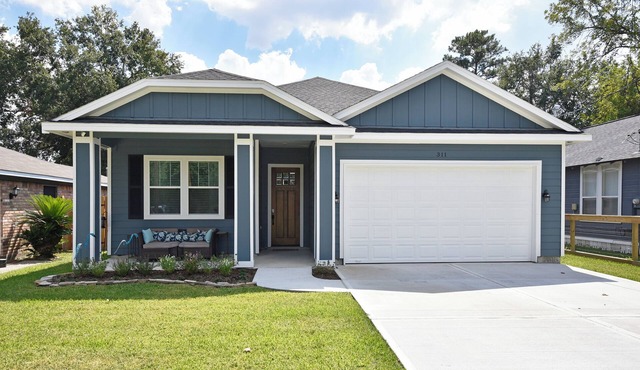 Downtown Tomball-Built in 2025, King Bed, Sleeps 6