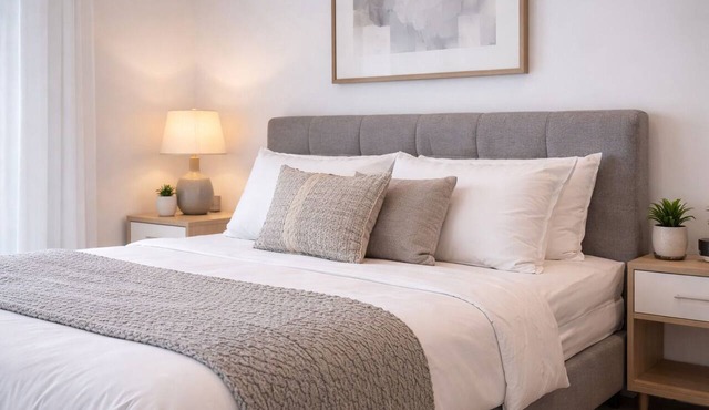 Downtown Toronto 2BR Stay Near Dundas Square