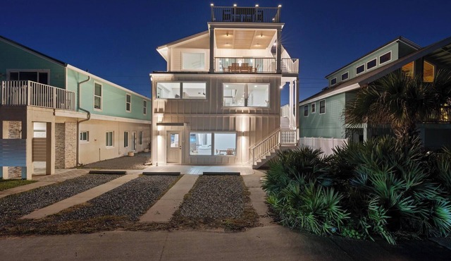 ​Dual Home Coastal Beach House- Main House + Private Villa Suite -Private Beach