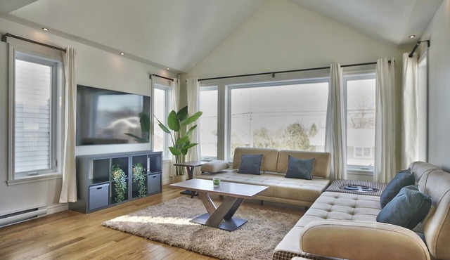 Dynamite 2-Bedroom House WiFi Garage Sleeps 6