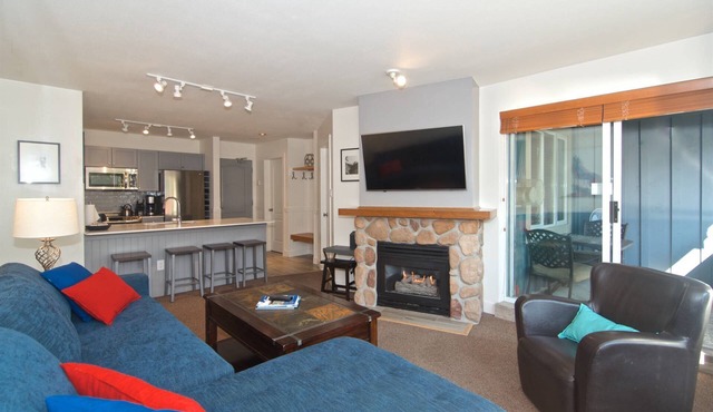 Eagle Lodge 432 MOUNTAIN VIEWS + VILLAGE LOCATION! Professionally Managed + Cleaned