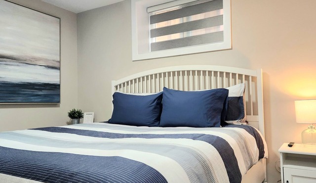 East Van Suite/King bed/Short walk to Sky Train & Commercial Dr