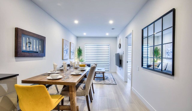 Elegant 2BR Suite Close to Transit