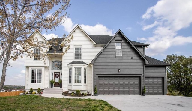 Elegant 5 Beds & 5 Bath Home in Lees Summit