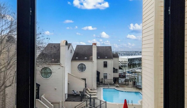Elegant Lakefront Condo Showcasing Spectacular Views.