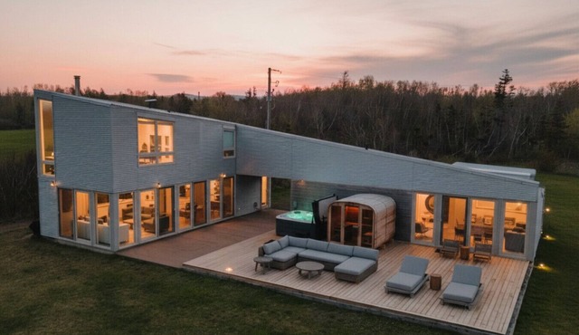 Elegant Oceanfront Escape - hot Tub & Sauna - Private