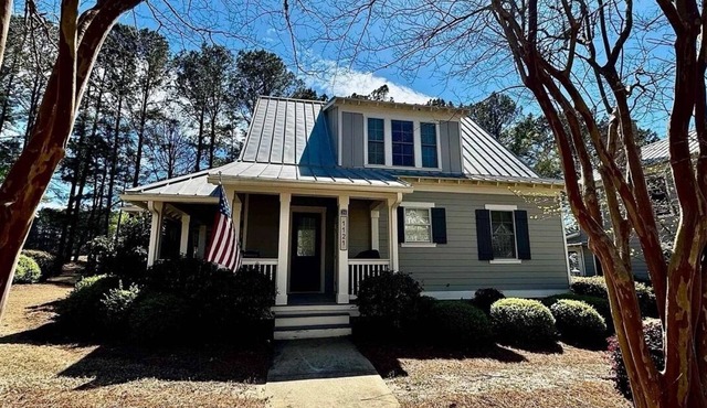 Elegant Reynolds Cottage Near Lake & Golf - Sleeps 9 - Screened Porch