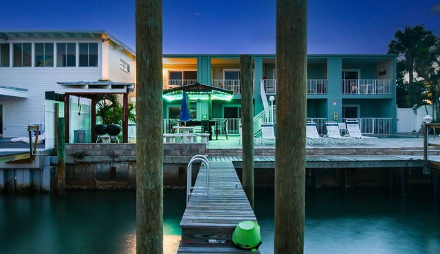 Enchanted Inn Suite #5: Waterfront, Pool, Fishing Dock, Boat Docks & Tiki Bar!