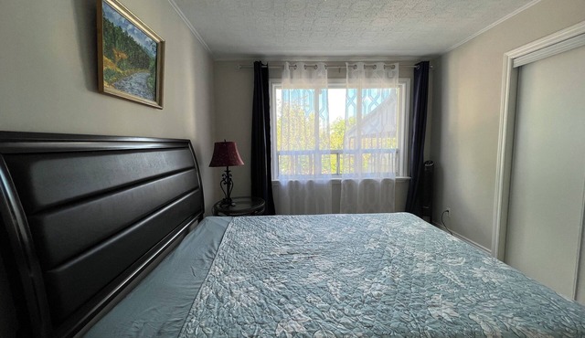 Enjoy Free parking three-bedroom Bunglaw house!