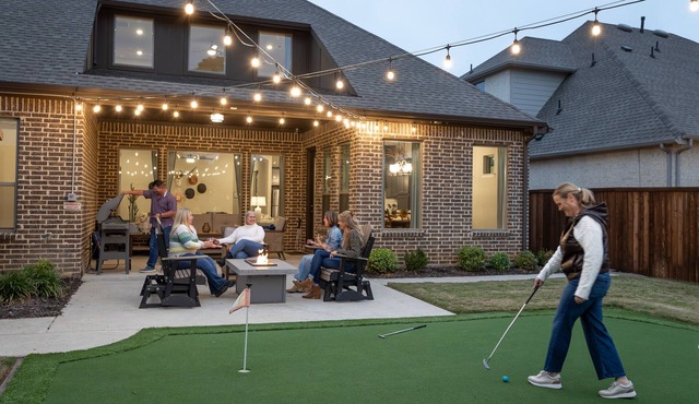 Entertainment District: Game Room Hot Tub Mini Golf 4 Full Bath Walk to Stadiums
